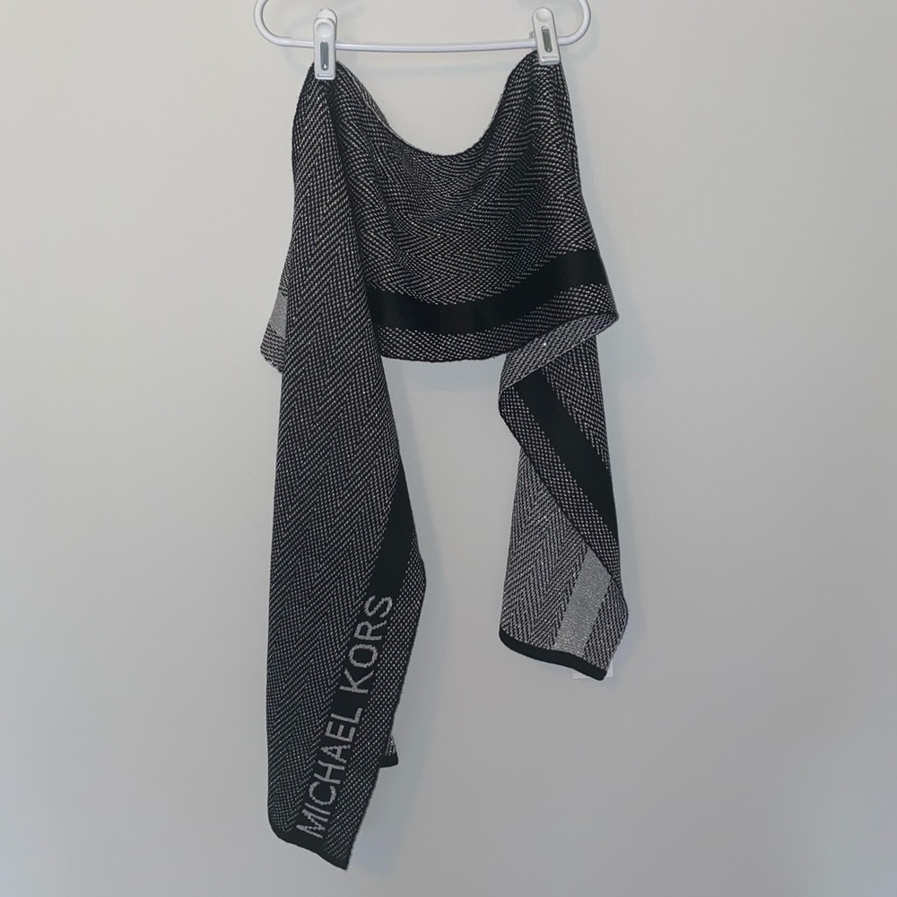 Black with silver threading Michael Kors scarf⭐️